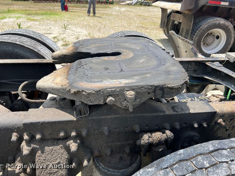 image for item JM9296 2003 Freightliner FLD  semi truck