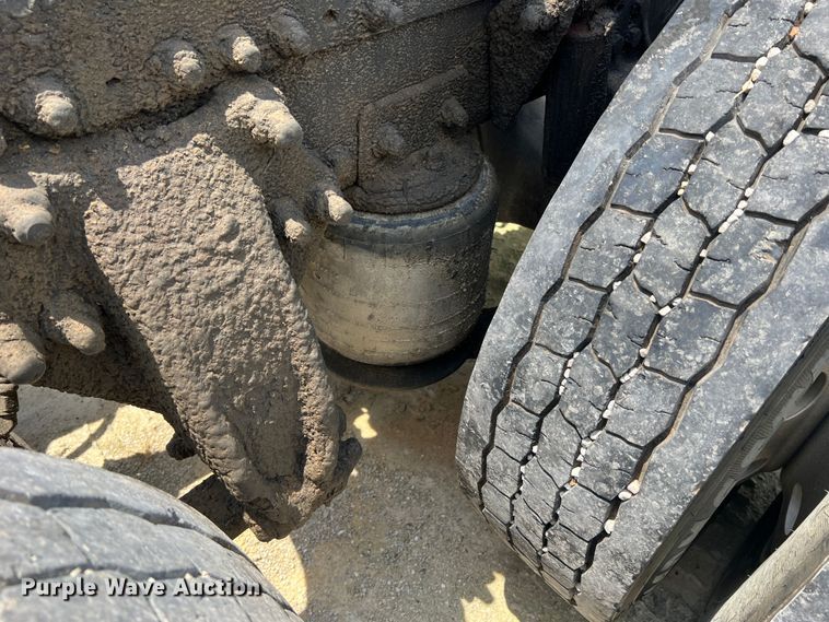 image for item JM9296 2003 Freightliner FLD  semi truck