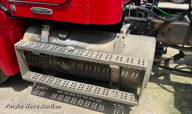 image for item JM9296 2003 Freightliner FLD  semi truck