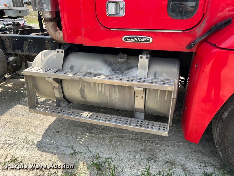 image for item JM9296 2003 Freightliner FLD  semi truck