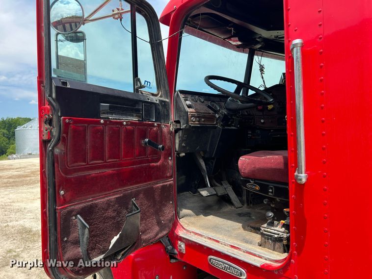 image for item JM9296 2003 Freightliner FLD  semi truck