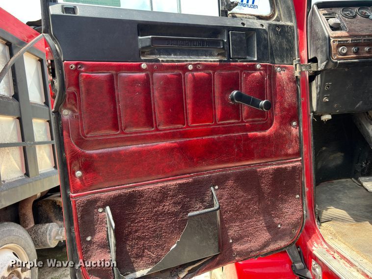 image for item JM9296 2003 Freightliner FLD  semi truck