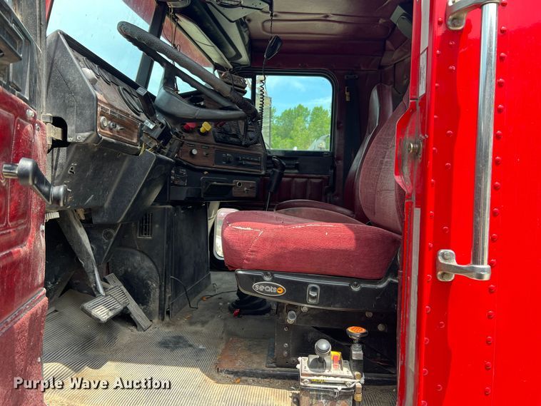 image for item JM9296 2003 Freightliner FLD  semi truck