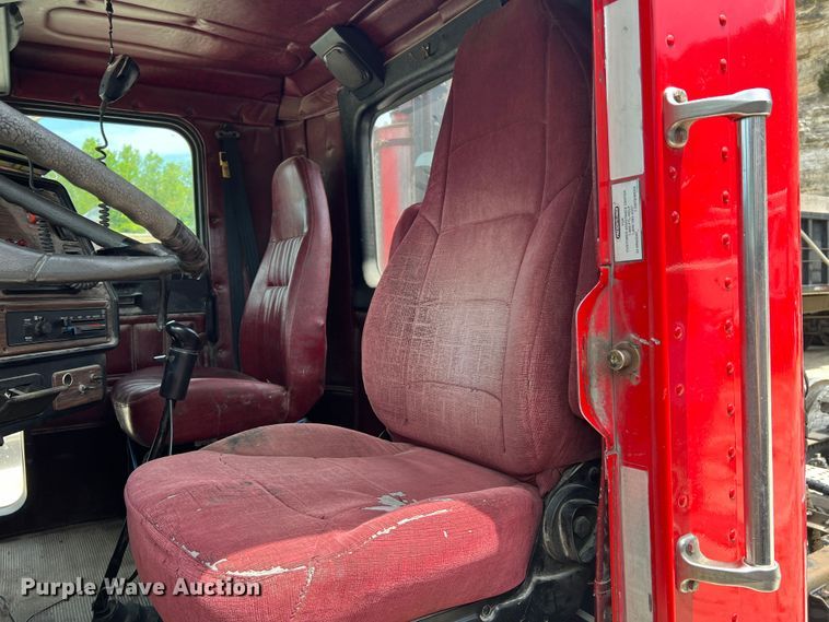 image for item JM9296 2003 Freightliner FLD  semi truck