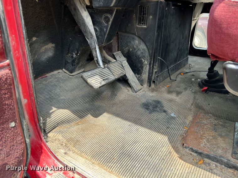 image for item JM9296 2003 Freightliner FLD  semi truck