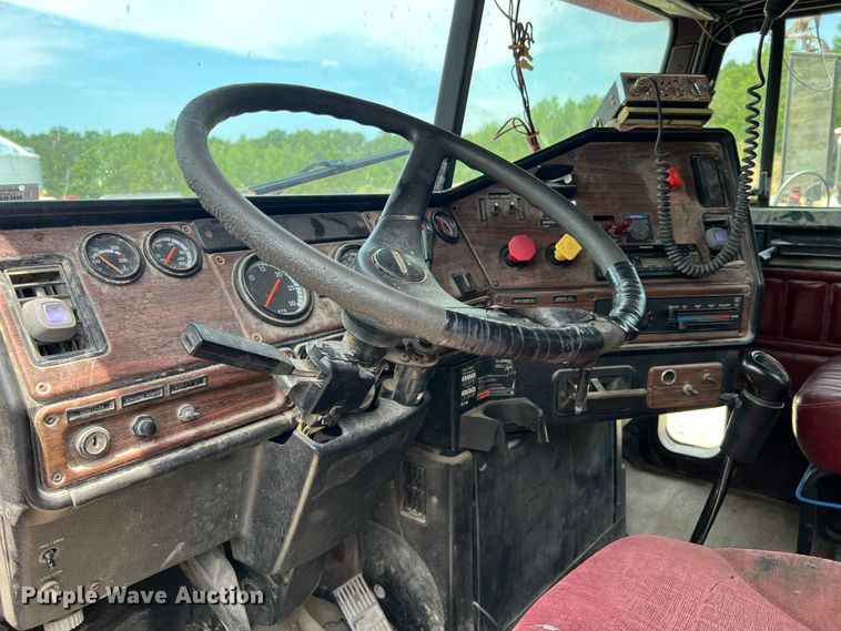 image for item JM9296 2003 Freightliner FLD  semi truck