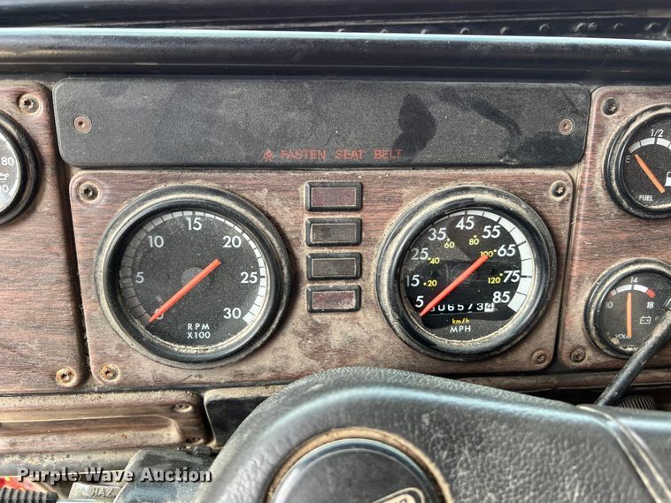 image for item JM9296 2003 Freightliner FLD  semi truck