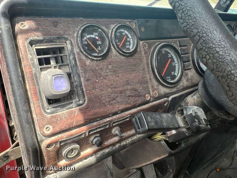 image for item JM9296 2003 Freightliner FLD  semi truck