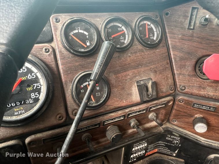 image for item JM9296 2003 Freightliner FLD  semi truck