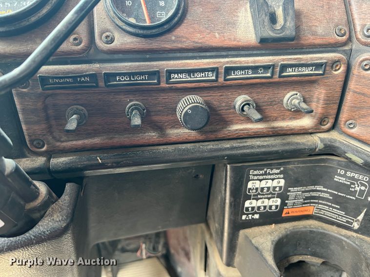 image for item JM9296 2003 Freightliner FLD  semi truck