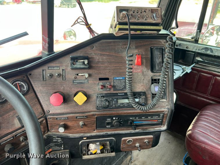 image for item JM9296 2003 Freightliner FLD  semi truck