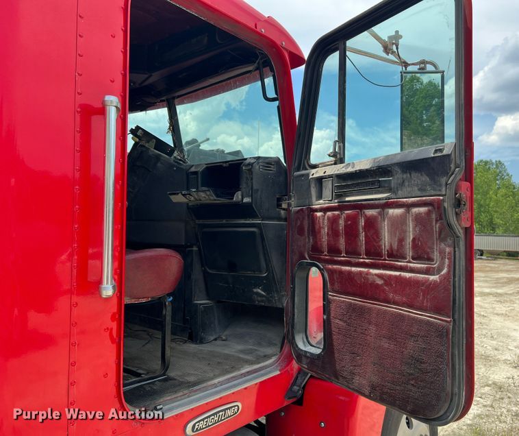 image for item JM9296 2003 Freightliner FLD  semi truck