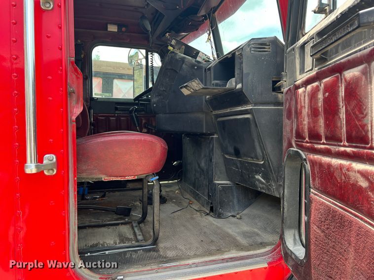 image for item JM9296 2003 Freightliner FLD  semi truck