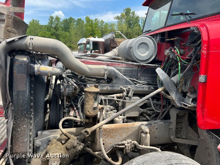 image for item JM9296 2003 Freightliner FLD  semi truck