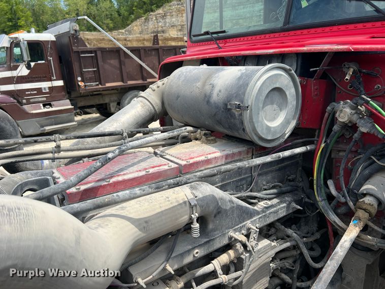 image for item JM9296 2003 Freightliner FLD  semi truck