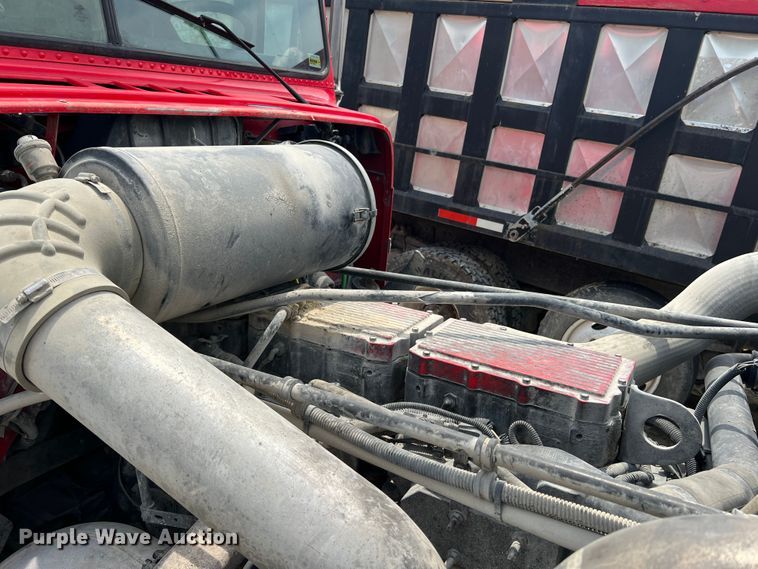 image for item JM9296 2003 Freightliner FLD  semi truck