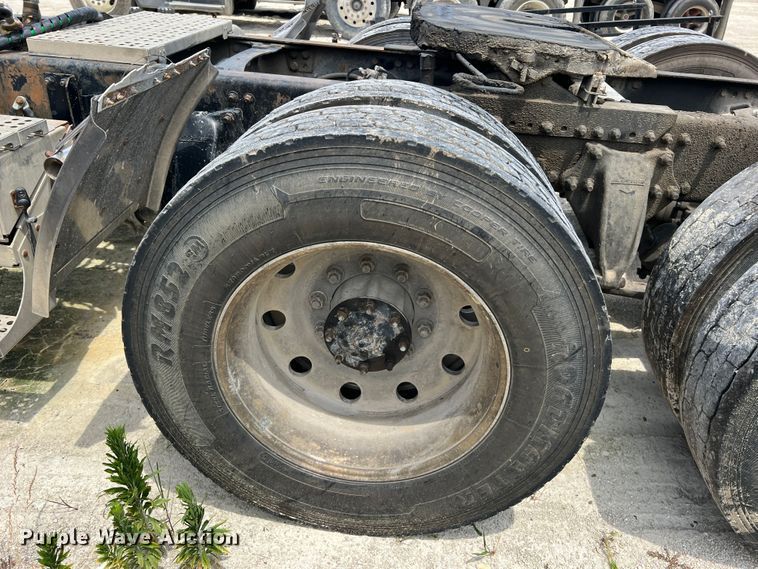 image for item JM9296 2003 Freightliner FLD  semi truck