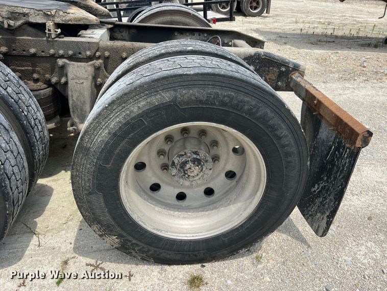 image for item JM9296 2003 Freightliner FLD  semi truck