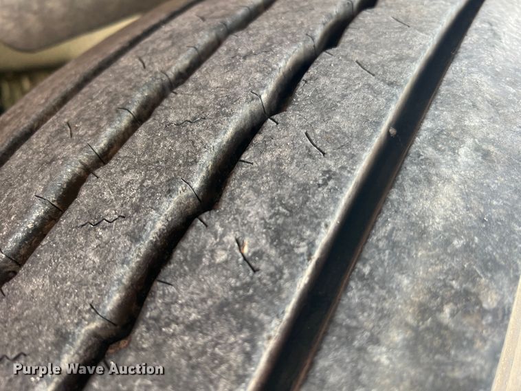 image for item JM9296 2003 Freightliner FLD  semi truck