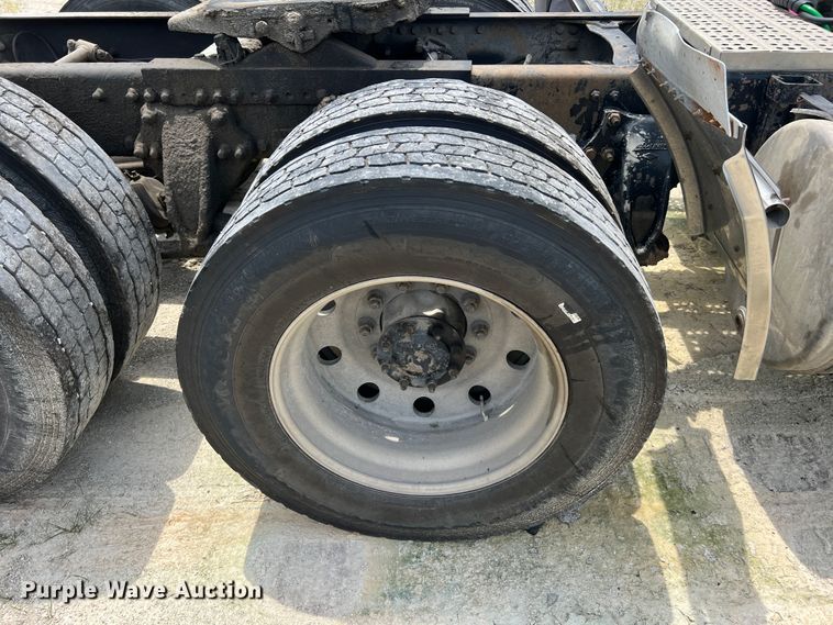 image for item JM9296 2003 Freightliner FLD  semi truck