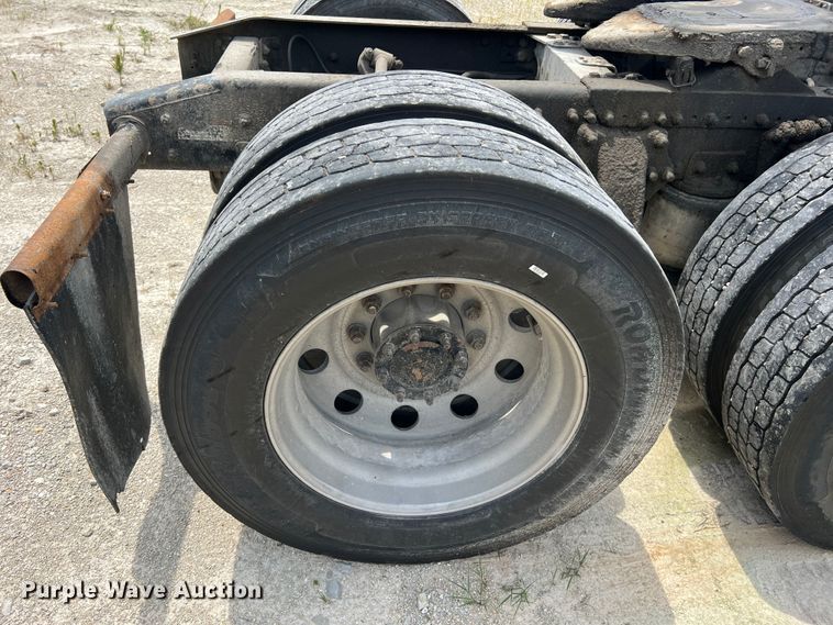 image for item JM9296 2003 Freightliner FLD  semi truck