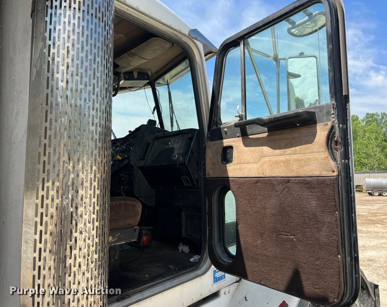 image for item JM9298 1994 Peterbilt 378  dump truck