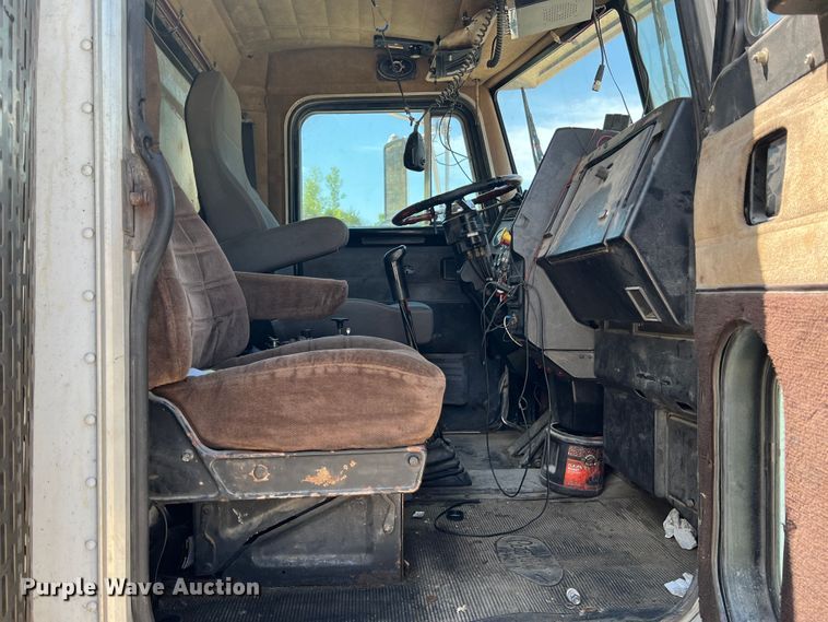 image for item JM9298 1994 Peterbilt 378  dump truck