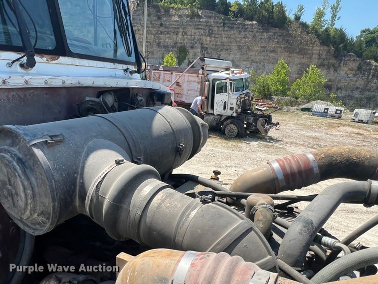 image for item JM9298 1994 Peterbilt 378  dump truck