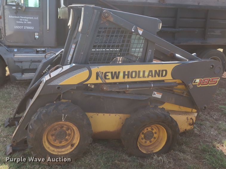 image for item JR9429 2008 New Holland L185  skid steer loader