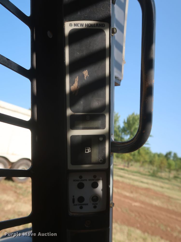 image for item JR9429 2008 New Holland L185  skid steer loader