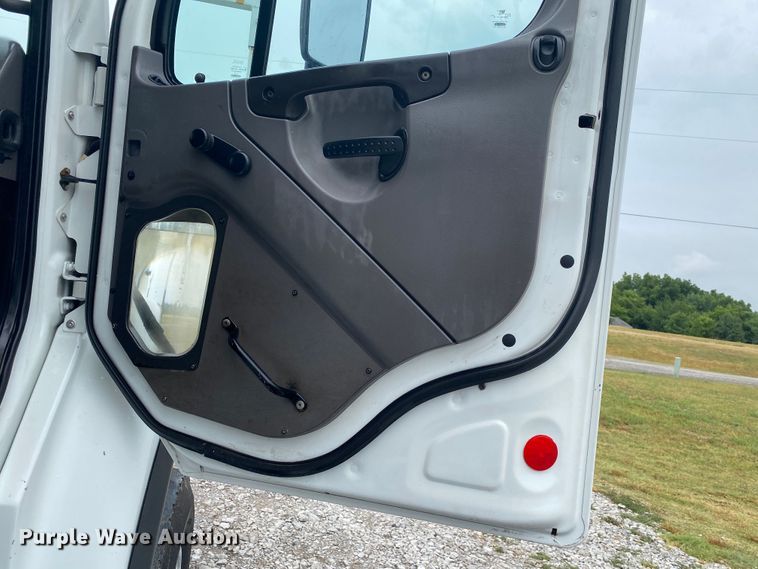 image for item JU9310 2007 Freightliner Business Class M2  Crew Cab crane truck