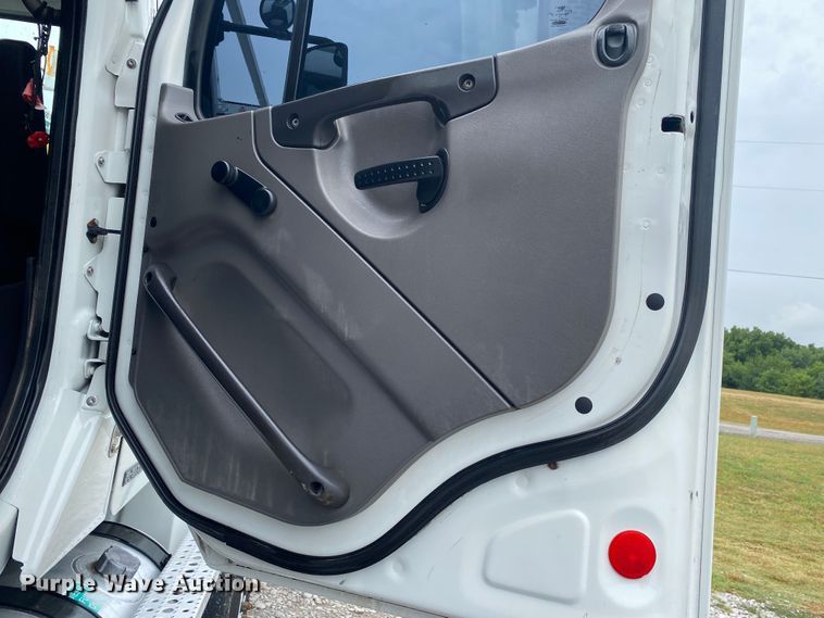 image for item JU9310 2007 Freightliner Business Class M2  Crew Cab crane truck