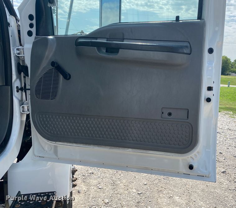 image for item JW9495 2009 Ford F750 Super Duty  bucket truck