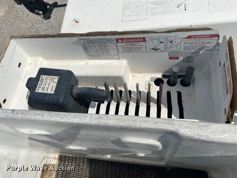 image for item JW9495 2009 Ford F750 Super Duty  bucket truck