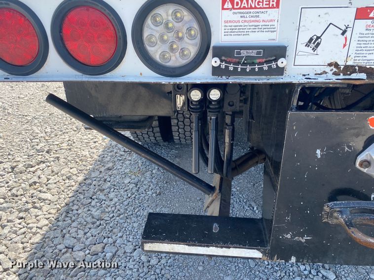 image for item JW9495 2009 Ford F750 Super Duty  bucket truck