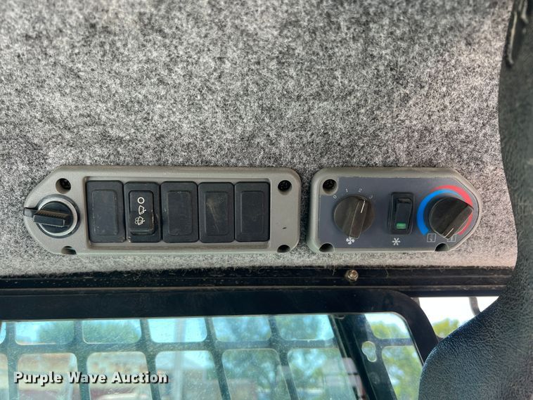 image for item JX9442 2007 Bobcat S205  skid steer loader