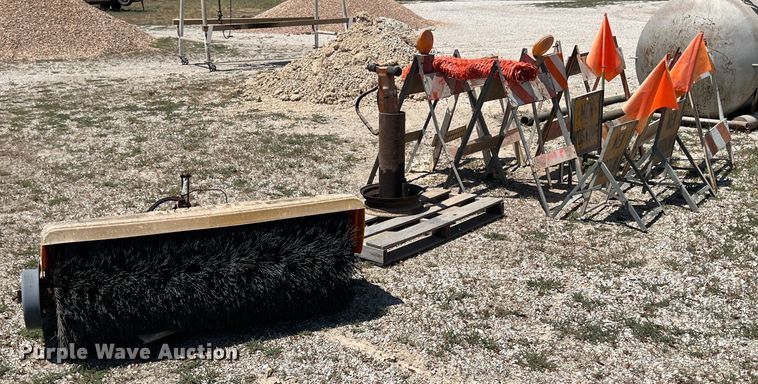 image for item JX9444 54" W skid steer broom