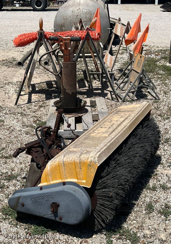 image for item JX9444 54" W skid steer broom