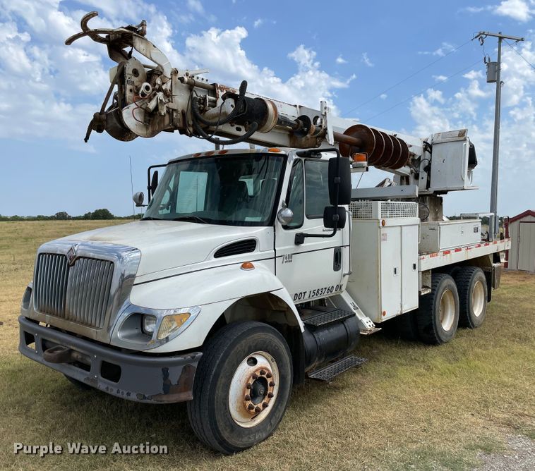 image for item KE9340 2002 International 7400  digger derrick truck