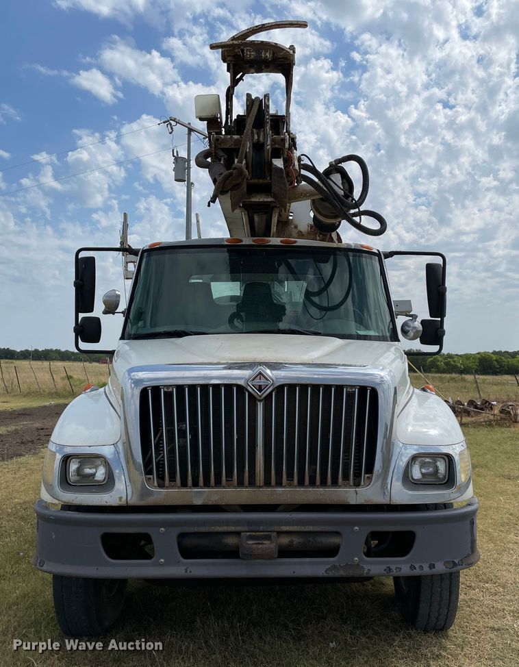 image for item KE9340 2002 International 7400  digger derrick truck