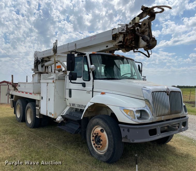 image for item KE9340 2002 International 7400  digger derrick truck