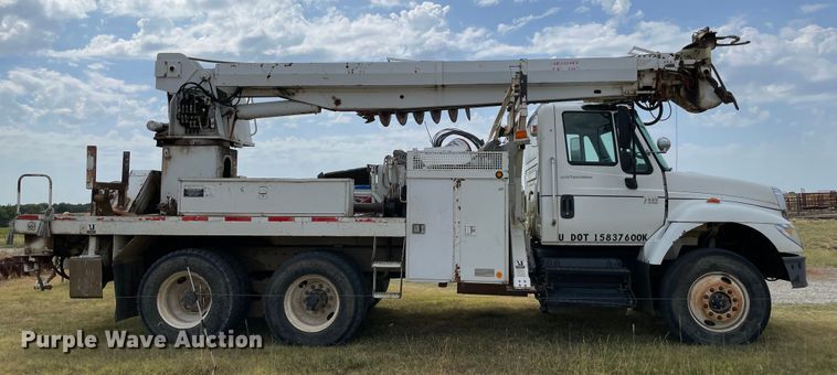 image for item KE9340 2002 International 7400  digger derrick truck