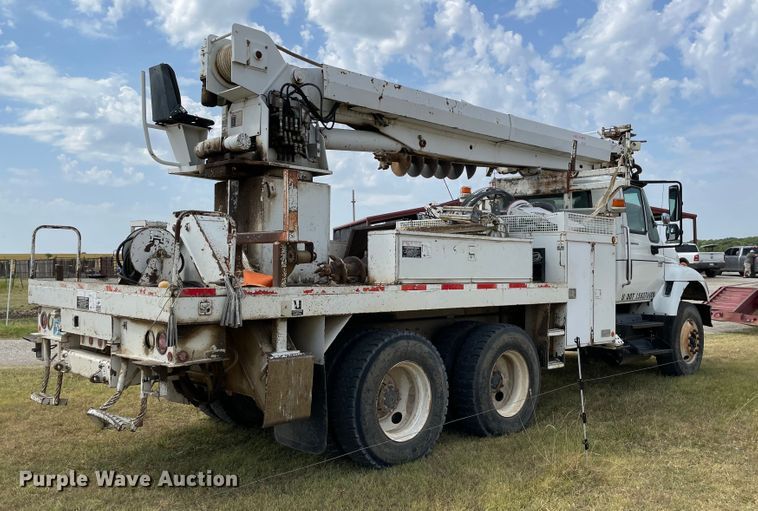 image for item KE9340 2002 International 7400  digger derrick truck