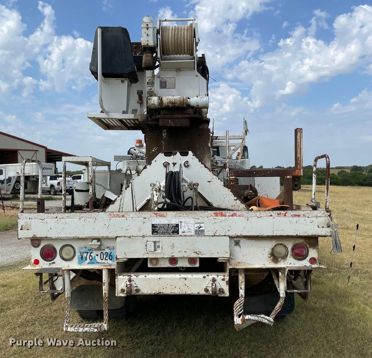 image for item KE9340 2002 International 7400  digger derrick truck