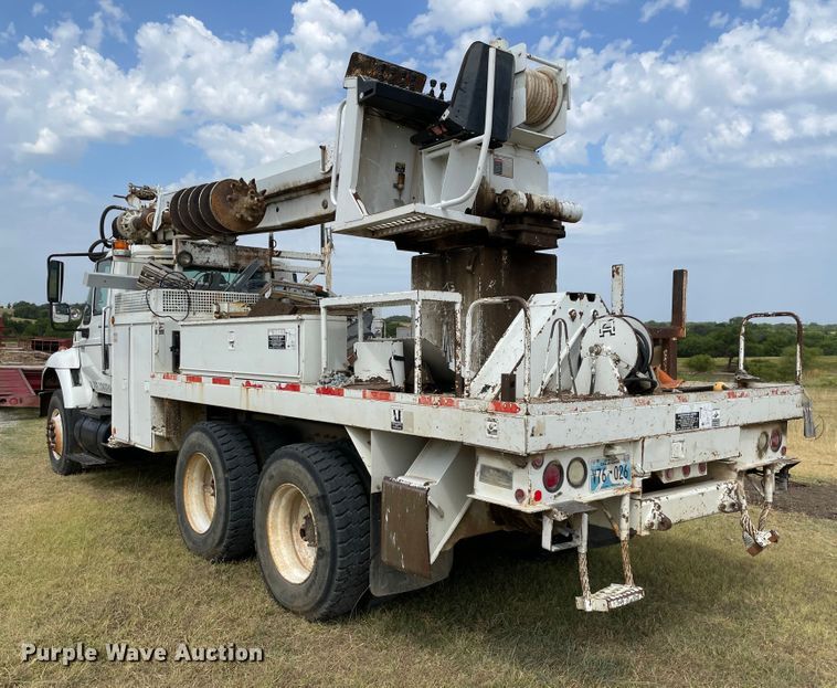 image for item KE9340 2002 International 7400  digger derrick truck