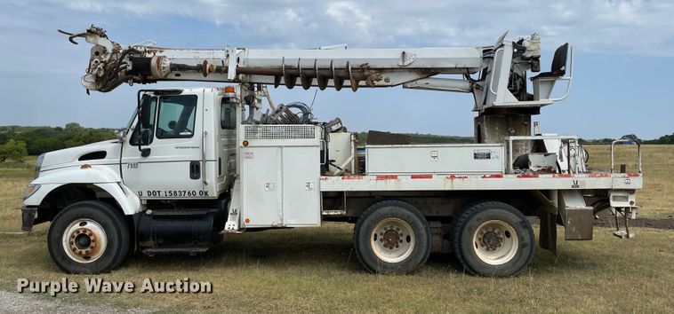 image for item KE9340 2002 International 7400  digger derrick truck