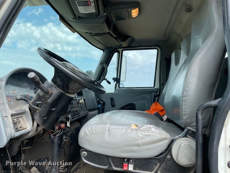 image for item KE9340 2002 International 7400  digger derrick truck