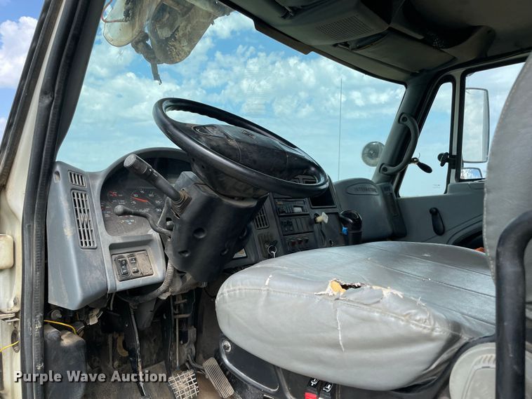 image for item KE9340 2002 International 7400  digger derrick truck