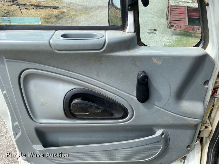 image for item KE9340 2002 International 7400  digger derrick truck