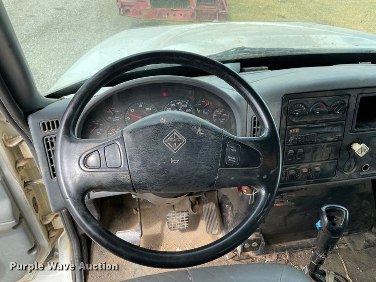 image for item KE9340 2002 International 7400  digger derrick truck